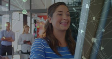 Sınıfta oturan okul çocukları üzerindeki bağlantı ağının görüntüsü. Küresel eğitim teknolojisi ve bağlantılar kavramı, dijital olarak oluşturulmuş görüntü.