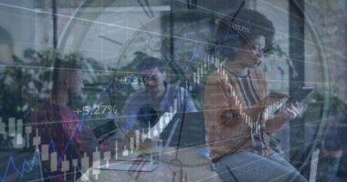 Çeşitli iş adamları üzerinde işleyen saat ve finansal veri görüntüsü. Küresel iş, bilgisayar ve dijital arayüz kavramı, dijital olarak oluşturulmuş resim.