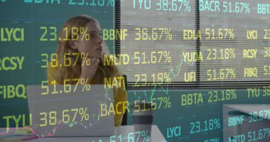 Bilgisayar kullanan Kafkas iş kadınının istatistik ve veri işleme görüntüsü. Küresel iş, finans, hesaplama ve veri işleme kavramı, dijital olarak oluşturulmuş resim.