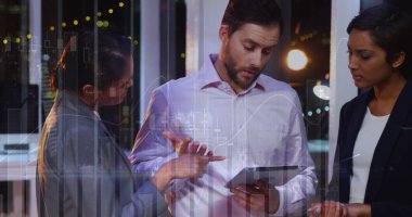 Çeşitli iş adamlarının konuştuğu veri işleme görüntüsü. küresel iş ve dijital arayüz kavramı, dijital olarak oluşturulmuş görüntü.