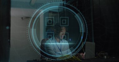 Siber güvenlik mesajı, barkod, veri odasında dizüstü bilgisayar kullanan Afrika kökenli Amerikalı erkek mühendis. Dijital bileşik, ağ güvenliği, veri merkezi, ağ oluşturma, teknoloji, ağ sunucusu.