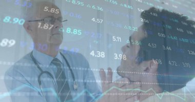 Beyaz erkek doktor ve erkek hasta üzerinde finansal veri işleme görüntüsü. Küresel tıp, işletme, bağlantılar, hesaplama ve veri işleme kavramı, dijital olarak oluşturulmuş görüntü.