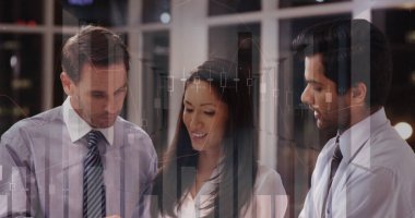 Çeşitli iş adamları üzerinde finansal veri işleme görüntüsü. Küresel iş, finans ve bağlantılar kavramı, dijital olarak oluşturulmuş görüntü.