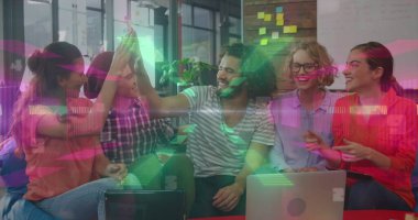 Ofisteki çeşitli kadın ve erkek iş arkadaşlarının üzerinde hareket eden neon ışıkları görüntüsü. İş, işbirliği ve teknoloji konseptiyle çalışma, dijital olarak oluşturulmuş görüntü.