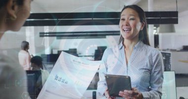 Tablet kullanan iki ırklı iş kadınının mali veri işleme ve istatistiklerinin görüntüsü. Küresel iş, finans ve veri işleme kavramı, dijital olarak oluşturulmuş görüntü.