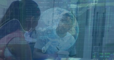 Borsa veri işleme görüntüsü ve Afrika kökenli Amerikalı erkek ve bayan meslektaşlar tartışıyorlar. Küresel ekonomi ve iş teknolojisi kavramı