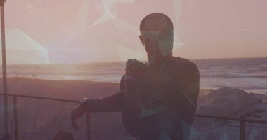 Sahilde gerinen Afro-Amerikan bir adamın hareketli görüntüsü. sağlık ve zindelik kavramı, dijital olarak üretilen görüntü.