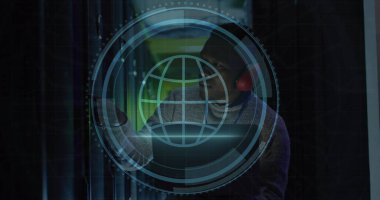 Sunucu odasında dizüstü bilgisayar kullanan Afro-Amerikan erkek mühendis imajı. Siber güvenlik ve iş veri depolama teknolojisi kavramı