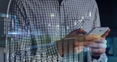 Beyaz adamın elinde akıllı telefon kullanan grafiklerin resmi var. Ekonomi, finans, iletişim ve teknoloji kavramı, dijital olarak oluşturulmuş görüntü.