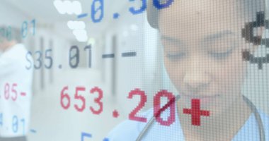 Melez kadın doktorun not tutması üzerine finansal veriler. sağlık, tıp mesleği, finans ve ekonomi konsepti, dijital olarak üretilen imaj.