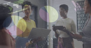 Ofisteki çeşitli iş adamlarının veri işleme görüntüsü. Küresel iş, bilgisayar ve dijital arayüz kavramı, dijital olarak oluşturulmuş resim.