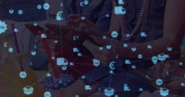 Tablet ve akıllı telefonlar kullanan bir grup insanın üzerinde yüzen simgelerle bağlantı ağı görüntüsü. küresel ağ konsepti dijital kompozit.