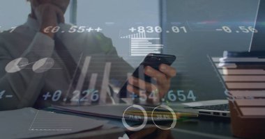 Beyaz iş adamının akıllı telefon kullanarak finansal veri işleme görüntüsü. Küresel iş, ağlar, bağlantılar, hesaplama ve veri işleme kavramı, dijital olarak oluşturulmuş resim.