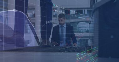 Akıllı telefon kullanan iki ırklı iş adamının mali veri işleme görüntüsü. küresel iş, finans, veri işleme ve dijital arayüz kavramı, dijital olarak oluşturulmuş görüntü.