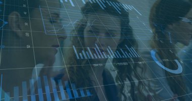 İstatistiksel veri işleme görüntüsü. İki beyaz kadın ofiste tartışıyor. İş veri teknolojisi kavramı