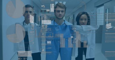 Farklı kadın ve erkek doktorların kameraya baktığı finansal grafiklerin görüntüsü. ekonomi, finans, sağlık ve tıp konsepti, dijital olarak üretilen imaj.