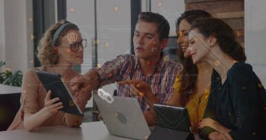 Elektronik cihazlar kullanan çeşitli erkek ve kadın ofis arkadaşları üzerinde dijital simgeler ağı. Küresel ağ ve iş teknolojisi kavramı