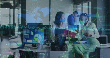 Ofisteki maske takan çeşitli iş adamlarının veri işleme görüntüsü. Küresel covid 19 salgın hastalık, işletme, finans, veri işleme ve ağ konsepti, dijital olarak üretilen görüntü.