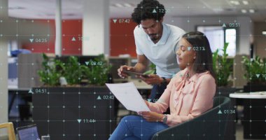 Ofiste raporları tartışan farklı iş arkadaşlarıyla ilgili rakamları ve simgeleri değiştirme görüntüsü. Dijital bileşik, çoklu pozlama, iş, büyüme, planlama, takım çalışması, tıbbi ve teknoloji kavramı