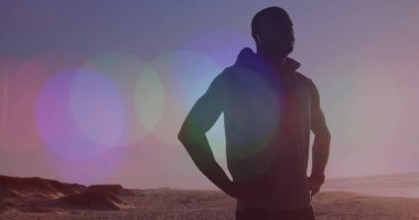 Sahilde gerinen Afrikalı Amerikalı adamın üzerindeki benekler. sağlık ve zindelik kavramı, dijital olarak üretilen görüntü.