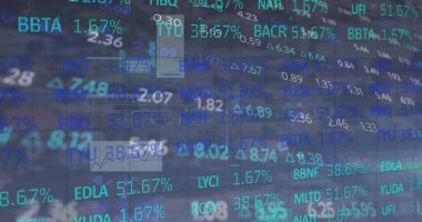 Mavi arka planda istatistiksel ve borsa veri işleme görüntüsü. Küresel ekonomi ve iş teknolojisi kavramı