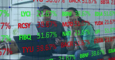 Kafkasyalı çiftin dizüstü bilgisayarla veri işleme görüntüsü. Küresel iş ve dijital arayüz kavramı, dijital olarak oluşturulmuş görüntü.