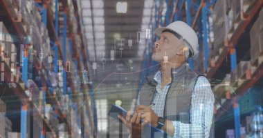 Depoda çalışan beyaz adamın istatistik ve veri işleme görüntüsü. küresel taşımacılık, iş ve veri işleme kavramı, dijital olarak oluşturulmuş görüntü.