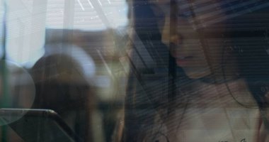 Dijital tablet kullanan Asyalı genç kızın grafikleri ve grafikleri. Dijital bileşik, çoklu pozlama, raporlar, veri, bilgi, e-öğrenme ve teknoloji kavramı.