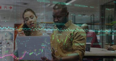 Ofiste dizüstü bilgisayarla tartışan kadın ve erkeğin mali veri işleme görüntüsü. Küresel finans ve iş teknolojisi kavramı