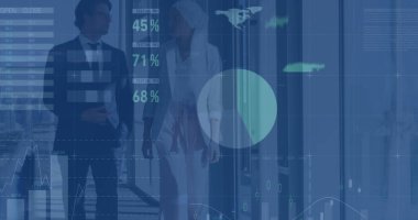 Çeşitli meslekdaşların koridorda tartışıp yürüdükleri bilgi arayüzü görüntüsü. Dijital bileşim, iş dünyası, rapor, performans, planlama, takım çalışması ve ofis kavramı.