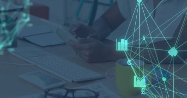 Dijital tablet ve klavye kullanan bir kadının arayüz simgeleriyle bağlantı ağı resmi. Küresel ağ bilimi ve araştırma konsepti dijital bileşik.