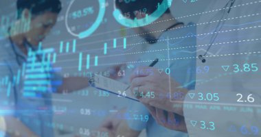 Çeşitli doktorların veri işleme görüntüsü. Küresel tıp, bağlantılar, hesaplama ve veri işleme kavramı, dijital olarak oluşturulmuş resim.