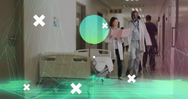 Siyahi kıdemli doktor ve Asyalı doktor yürüyüşü, belge üzerinde konuşmak. Adam gri saçlı, kadın beyaz önlüklü, ikisi de kağıda odaklanmış.