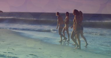 Deniz kenarındaki çeşitli bayan arkadaş gruplarının üzerinde parlayan ışıklar. Arkadaşlık, yaz ve tatil konsepti, dijital olarak üretilen imaj.