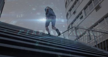 Şehirde koşan beyaz bir adamın siber saldırı mesajı görüntüsü. Küresel spor, iş, finans, bilgisayar ve veri işleme kavramı, dijital olarak oluşturulmuş görüntü.