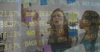 Ofiste çalışan çeşitli iş adamlarının istatistik ve veri işleme görüntüleri. Küresel iş, finans, hesaplama ve veri işleme kavramı, dijital olarak oluşturulmuş resim.