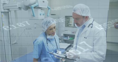 Hastanedeki çeşitli erkek ve kadın doktorların veri işleme görüntüsü. Tıbbi sağlık teknolojisi kavramı