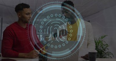 Siber güvenlik metni, başparmak izi ikonu, çeşitli iş arkadaşlarının ofiste dizüstü bilgisayarla tartışmaları. Dijital bileşik, koruma, gizlilik, veri, biyometrik, teknoloji, iş dünyası, takım çalışması.