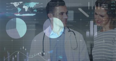 Beyaz erkek doktor ve kadın hasta üzerindeki istatistik ve veri işleme görüntüsü. Küresel tıp, sağlık ve veri işleme kavramı, dijital olarak oluşturulmuş görüntü.
