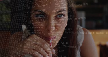 Akıllı telefon kullanan bir kadının veri işleme görüntüsü. Küresel iletişim ve veri güvenliği kavramı, dijital olarak oluşturulmuş görüntü.