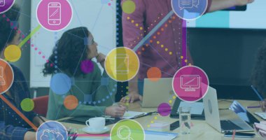 Ofisteki iş adamları üzerindeki bağlantılar ve simgelerin resmi. Küresel ağlar, hesaplama, iş, finans ve veri işleme kavramı, dijital olarak oluşturulmuş resim.