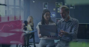 Ofiste dizüstü bilgisayarla tartışan kadın ve erkek arasında veri işleme görüntüsü. Bilgisayar arayüzü ve iş veri teknolojisi kavramı