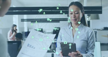 Ofisteki dijital tablet meslektaşı ile konuşan Asyalı bir kadının ikonlarının görüntüsü. Küresel ağ ve iş teknolojisi kavramı