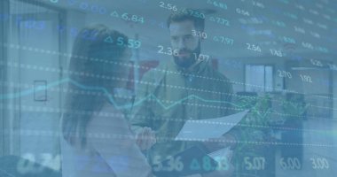 Ofisteki iş adamları üzerinde finansal veri işleme resmi. Küresel iş, finans, hesaplama, bağlantılar ve veri işleme kavramı, dijital olarak oluşturulmuş resim.