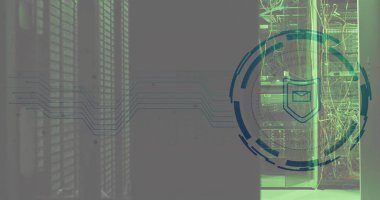 Yükleme çemberlerindeki zarf ve kalkan resmi, sunucu odasındaki aydınlatılmış veri sunucu rafları. Dijital bileşik, koruma, güvenlik, ağ güvenliği, veri merkezi, ağ oluşturma, teknoloji.