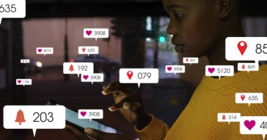 Afro-Amerikan kız otobüste dijital tablet üzerinde kayan ihbarname barları. Dijital bileşik, çoklu pozlama, çocukluk, sosyal medya anımsatıcı, ulaşım ve teknoloji.