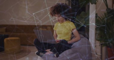 Frican Amerikalı bir iş kadınıyla olan bağlantılarının görüntüsü. Küresel finansman, iş ve dijital arayüz kavramı, dijital olarak oluşturulmuş görüntü.