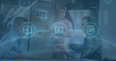 Ofisteki iş adamları üzerinde finansal veri işleme resmi. Küresel iş, finans, hesaplama, bağlantılar ve veri işleme kavramı, dijital olarak oluşturulmuş resim.