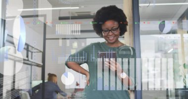 Afrikalı Amerikalı iş kadınının mali veri işleme görüntüsü. küresel iş, teknoloji ve dijital arayüz kavramı, dijital olarak oluşturulmuş görüntü.