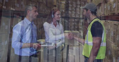 Çeşitli denetçi ve çalışanların depoda tartıştıkları veri işleme görüntüsü. Lojistik işi ve teknoloji konsepti